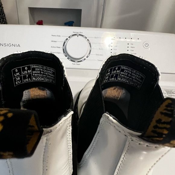 Like New white Dr. Martin boots Sz 6M/8W - Picture 6 of 6